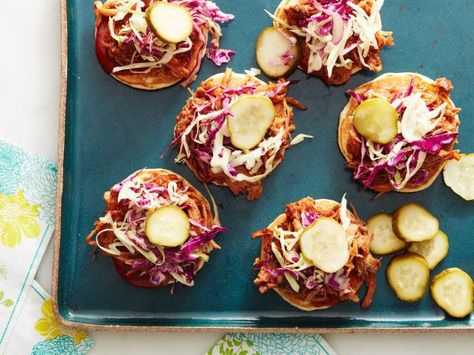 Get Pulled Pork Pancake Sliders Recipe from Food Network Pork Sliders Recipes, Picnic Appetizers, Jackfruit Pulled Pork, Spicy Pulled Pork, Pulled Pork Sliders, Pork Sliders, Food Network Canada, Pork Sandwich, Pulled Pork Sandwich