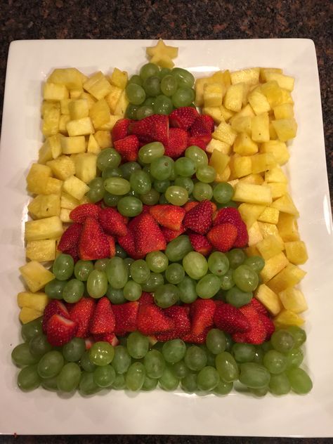 Fruit Tray Christmas, Platter Christmas, Fruit Christmas Tree, Holiday Fruit, Breakfast Fruit, Christmas Fruit, Healthy Recipes Easy Snacks, Veggie Tray, Fruit Breakfast