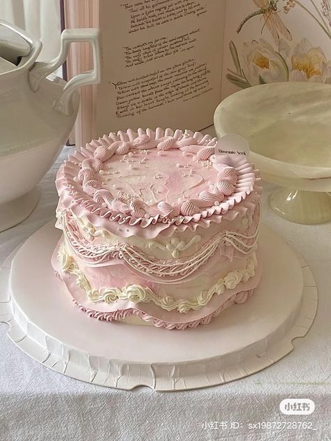 Victorian Cupcakes, 100 Cupcakes, Cake Boxes Diy, Victorian Cakes, Study Together, Vintage Birthday Cakes, Pinterest Cake, Aesthetic Cake, Study With Me