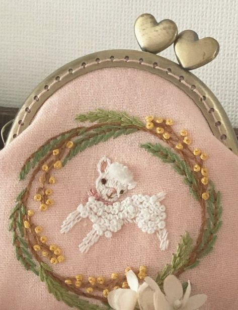 Embrodiary Design, Coquette Embroidery, Cute Embroidery, Animal Embroidery, Sewing Embroidery Designs, Hand Embroidery Art, Embroidery Craft, Embroidery Inspiration, Hand Embroidery Designs