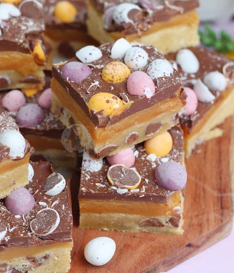 Jane Dunn | Food Blogger on Instagram: “(new!) Mini Egg Millionaires Shortbread! ❤️🍫 Buttery Shortbread dotted with Mini Eggs, Homemade Caramel, Chocolate and even more Mini Eggs……” Mini Egg Desserts, Egg Desserts, Mini Egg Recipes, Chocolate Traybake, Mini Eggs Cookies, Janes Patisserie, No Bake Lemon Cheesecake, Millionaire Shortbread, Easter Desserts Recipes