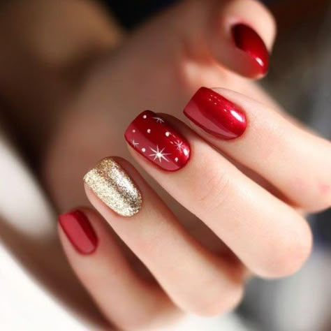 Christmas Red And Gold Nails Red And Gold Nails, December Nails, Red Christmas Nails, Cute Christmas Nails, Christmas Gel Nails, Gold Nail, Her Nails, Christmas Nail Art Designs, Makijaż Smokey Eye