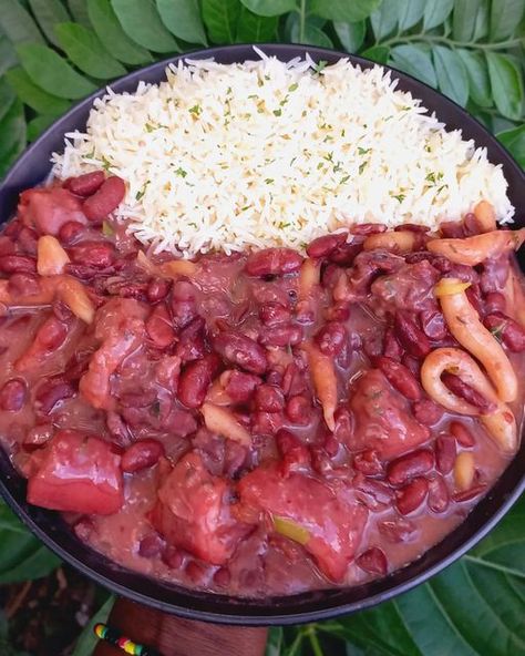 🇯🇲Natasha's Kitchen unlock 🇯🇲 on Instagram: "Stew peas with pigtails Plain rice * * * * * * #foodie #stewpeas #tingleyuhtastebuds #chefnatasha #cookingwithnatasha #instagood #instagram #instagood #foodnetwork #foodgasm #foodpics #foodporn #foodporn #instagram #instapic #instagram #instagood #carribean #cateringservice #carribeanfood #jamaicanfood #jamaicanfood #islandvibes #privatechef #goodtimes #" Stew Peas With Pigtail, Stew Peas Jamaican Recipe, Jamaican Stew, Jamaican Stew Peas, Peas Recipes, Stew Peas, Liberian Food, Lunch Meals, Jamaica Food