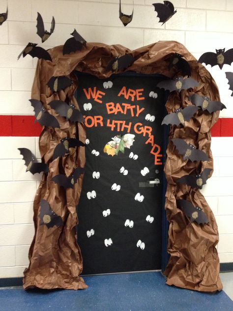 Go batty Its Batty In Here Classroom Door, Spider Classroom Door, School Halloween Decorations, Puerta Halloween, Halloween Door Decorations Classroom, Fun Halloween Decorations, Fall Classroom Door, Diy Halloween Door Decorations, Classroom Door Decorating