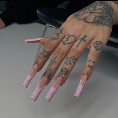 777 Tatuaje Hello Kitty, Tattoos Finger, Tattoos Cute, Finger Tattoo For Women, Cute Hand Tattoos, Hand And Finger Tattoos, Pretty Hand Tattoos, Tattoos For Black Skin, Baddie Nails