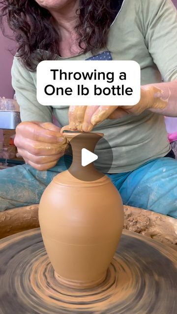 Throwing Pottery Vases, Pottery Throwing Ideas, Alien Ceramics, Beginner Pottery Wheel Projects, Wheelthrowing Pottery, Vase Forms, Ceramic Videos, Throwing Pottery, Ceramics Wheel