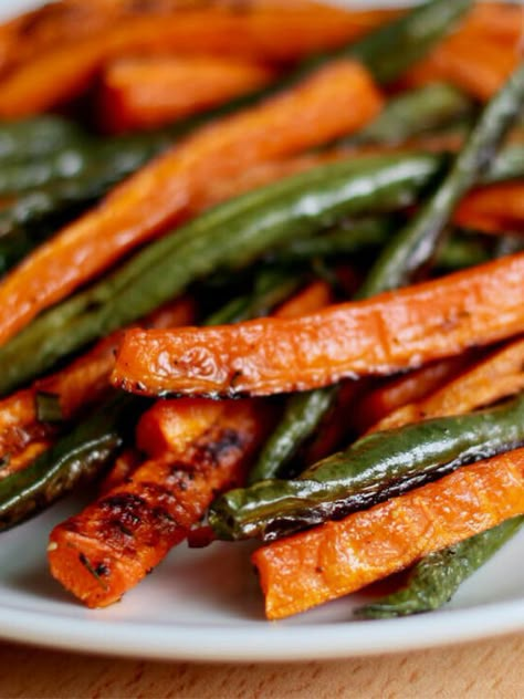 Roasted Green Beans And Carrots, Roast Green Beans, Green Beans And Carrots, Oven Green Beans, Oven Roasted Green Beans, Oven Roasted Carrots, Salad Appetizer Cups, Easy Vegetable Side Dishes, Sauteed Carrots