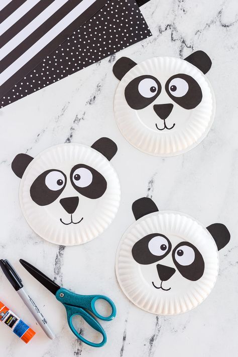 panda paper pate craft Panda Crafts For Kids, Paper Plate Panda, Panda Bear Crafts, Panda Activities, Panda Crafts, Playing Preschool, Kung Fu Panda Party, Panda Facts, Panda Cookies