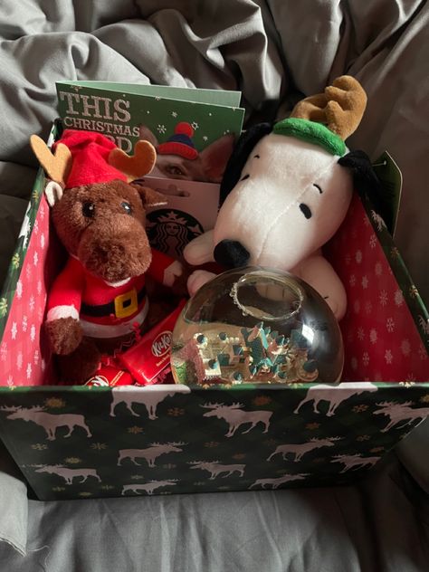 Christmas Box For Girlfriend, Christmas Gift Bf, Box For Girlfriend, Gift Basket For Her, Gift Ideas For Girlfriend, Ideas For Girlfriend, Boyfriend Christmas, Couple Activities, Girlfriend Christmas