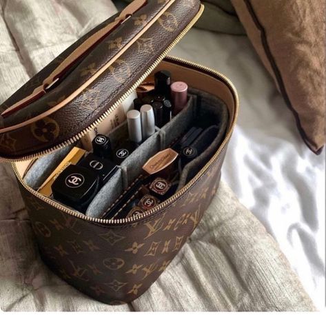 Louis Vuitton Makeup Bag, Louis Vuitton Makeup, Louis Vuitton Taschen, Elsa Hosk, Luxury Makeup, Bags Aesthetic, Essential Bag, Makeup Case, Vuitton Bag