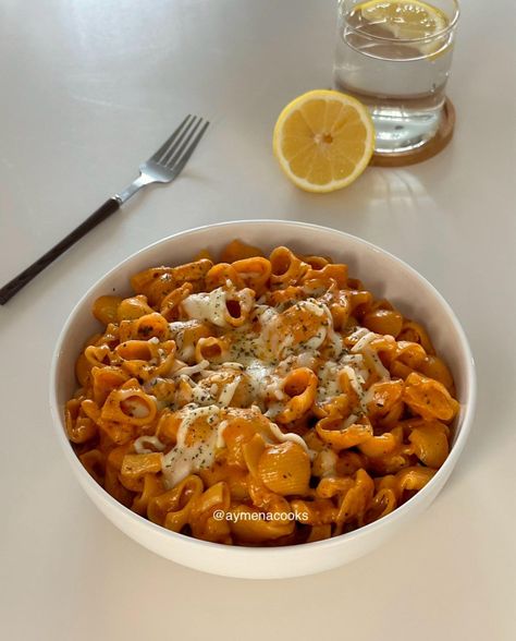 this cheesy chicken pasta is the stuff of comfort food dreams, combining tender chunks of chicken and al dente pasta with a lusciously creamy tomato sauce. Healthy Eating Pasta, Easy Delicious Pasta Recipes, How To Make Pasta Recipes, Healthy Lunch Pasta, Healthy Food Pasta, College Meal Ideas, Cheesy Tomato Pasta, Dinner Ideas Aesthetic, Healthy Food Lunch