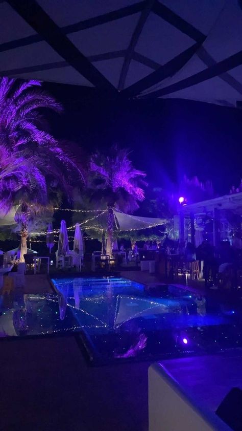 Night Pool Party, Pool Party Outfits, Buku Harry Potter, Pool Birthday, Pool Birthday Party, Night Scenery, Luxury Lifestyle Dreams, Sweet 16 Parties, Night Vibes