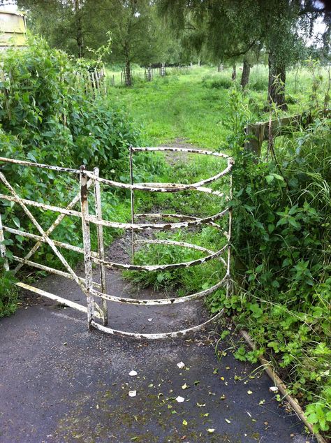 The 'kissing gate' between the Kingsland church graveyard and the field that links it to Kingsland House. Cow Fence, Kissing Gate, Building A Gate, Garden Gates And Fencing, Horse Barn Ideas Stables, Horse Corral, Eco Garden, Walkways Paths, Farm Gate