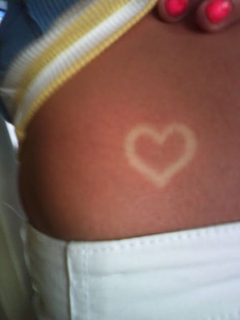 Tattoo from a tan... this is actually kinda cool! Tan Stickers, Suntan Tattoo, Sunscreen Tattoo, Small Beach Tattoos, Tanning Stickers, 16 Aesthetic, Tanning Tattoos, Beach Sunscreen, Tan Tattoo