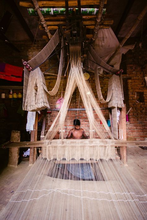 Handloom Weaver, Rigid Heddle Weaving, Handloom Weaving, Textile Museum, Handloom Fabric, Indian Crafts, Garment Industry, Textile Crafts, Indian Textiles