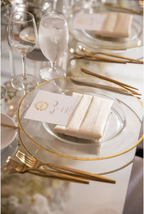 Clear Plates With Gold Trim, Gold Charger Plates Table Setting, All White Modern Wedding, Chargers Plates Table Setting, Gold Glass Charger Plates, Clear Glass Charger Plates, Gold Table Centerpieces, 4 Ramadan, Event Table Settings