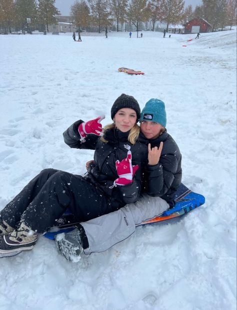 Snow Tubing Outfit, Tubing Outfit Snow, Sledding Aesthetic, Snow Day Pictures, Snow Sledding, Snow Pics With Friends, Snow Trip With Friends, Snow Day Pictures Instagram, Cute Snow Pictures With Friends