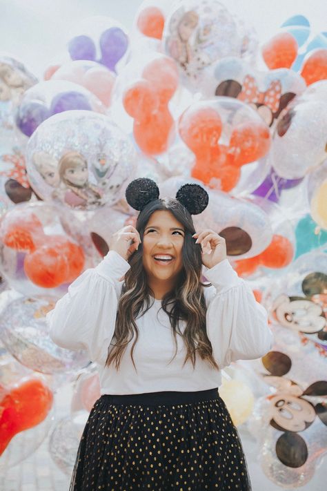 Best Disney Pictures Ideas, Disney Birthday Photos, Family Disney Photos, Disney Picture Poses, Disney Senior Pictures, Walt Disney World Pictures Ideas, Disney Graduation Pictures, Disney Poses Ideas, Walt Disney World Photo Ideas