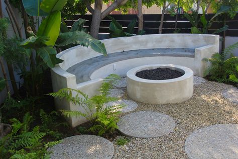 Fire Pit With Wall Seating, Semicircle Fire Pit Area, White Fire Pit Ideas Backyard, Round Seating Area Garden, Circle Sitting Area Outside, Round Fire Pit Seating, Stone Garden Seating, Triangle Fire Pit, Circular Concrete Patio