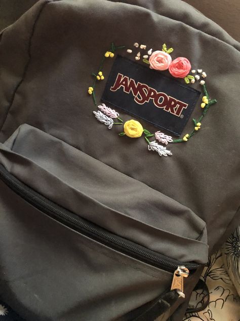 Embroidered Jansport Backpack, Embroidery Backpack Jansport, Embroidering Backpacks, Embroidered Backpack Jansport, Jansport Embroidery, Backpack Painting Ideas, Backpack Embroidery, Backpack Diy, Backpack Jansport