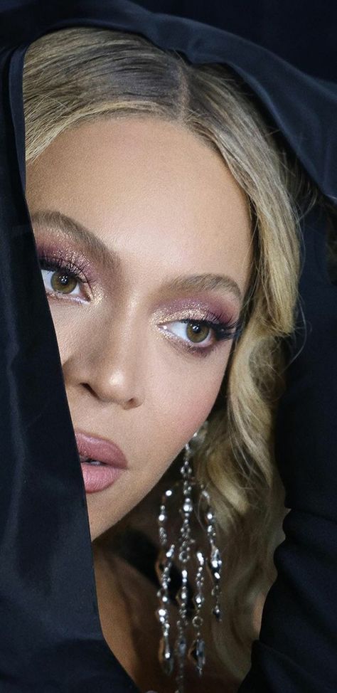 Beyonce Eye Makeup, Beyonce Makeup Looks, Beyoncé Makeup, Beyonce Eyes, Beyonce Makeup, Bee Beyonce, Glamorous Aesthetic, Supreme Witch, Queen Bee Beyonce