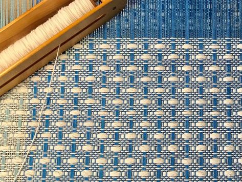 Weaving Patterns Loom, Weaving Patterns Design, Weaving Scarfs, Weaving Loom Diy, Weaving Drafts, Diy Clothes Design, Weaving Loom, Hand Woven Textiles, Weaving Projects