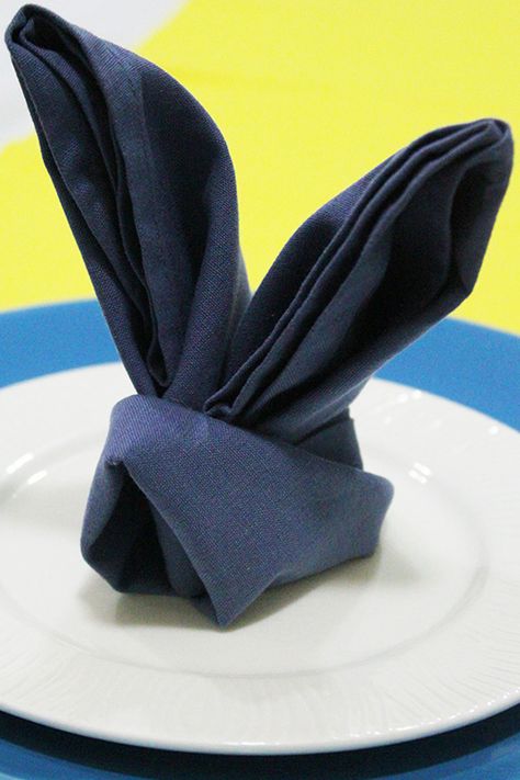 Napkin folding Easter bunny Easter Napkin Folding, Napkins Ideas, Napkin Origami, Bunny Origami, Napkin Folding Ideas, Cloth Napkin Folding, Bunny Shape, Folding Ideas, Easter Lunch