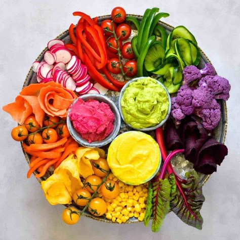 With Beetroot hummums, Avocado hummus and Turmeric hummus, this hummus 3 ways rainbow veggie platter is the perfect party treat ( or healthy snack!). Vegan Dip Recipes, Rainbow Veggies, Veggie Platter, Crudite Platter, Homemade Pita Bread, Vegan Party Food, Vegetable Platter, Vegan Dip, Veggie Dip