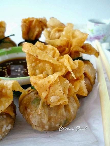 Money Bags Recipe, Money Bag Recipe, Minced Shrimp, How To Make Wontons, Asain Food, Wonton Wraps, Minced Chicken, How To Make Dumplings, Hot Chili Sauce