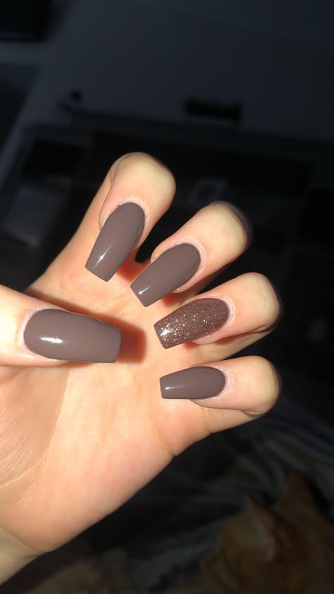 Brown Matte Nails With Glitter, November Nails Fall Short Coffin, Dark Beige Nails Acrylic, Coffee Color Nails Acrylic, Nails Acrylic Square Brown, Gold Nails Short Coffin, Sparkly Fall Nails Acrylic, Light Brown Nails With Glitter, Brown Nails With Accent Nail