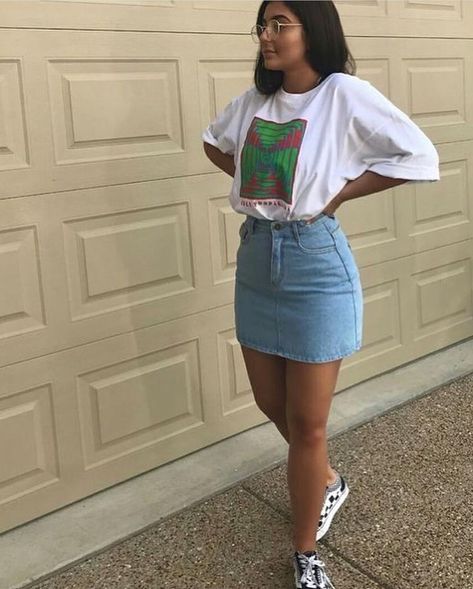 Look com saia jeans Jean Skirt Outfits, Rihanna Outfits, Foto Tips, Outfit Jeans, Mode Inspo, Outfit Goals, Mode Inspiration, Teen Fashion Outfits, Looks Vintage