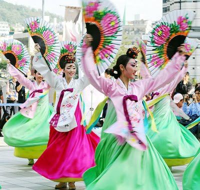 Chuseok Holiday | chuseok dance a day of chuseok is an official day Chuseok Festival, Seoul Station, Korean Thanksgiving, Korean Holidays, Dragon Boating Racing, Fan Dance, Korean Traditional Dress, World Dance, Hula Dancers