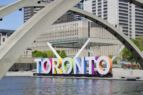 Toronto sign at City Hall Caribana Toronto, Toronto Cn Tower, Toronto Travel Guide, Canadian Christmas, Moving To Toronto, Things To Do In Toronto, Amazing Places To Travel, Canada Trip, City Sign