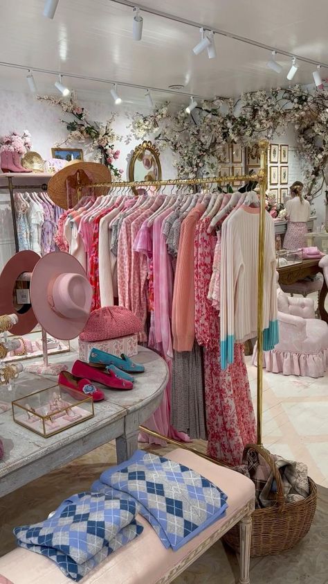 Whimsical Retail Design, Fun Boutique Ideas, Garage Boutique Ideas, Home Boutique Ideas Small Spaces, Ideas Para Boutique, Small Botique Interiors Ideas, Clothing Store Design Ideas, Home Boutique Ideas, Mini Boutique Store Ideas