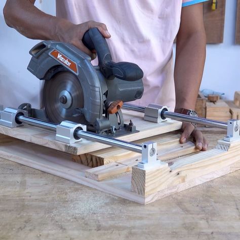 Circular Saw Track Guide Diy, Circular Saw Crosscut Jig, Circular Saw Jig, Circular Saw Track, Woodworking Tools Workshop, Large Tile, Tile Saw, Garage Shop, Circular Saw