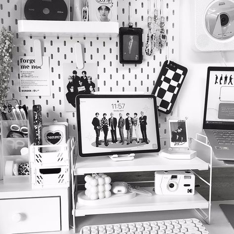 Room Ideas Aesthetic White And Black, Black And White Rooms Aesthetic, Black And White Pegboard, Black And White Room Inspo Aesthetic, Monochrome Room Ideas, Korean Room Aesthetic Black, Black And White Desk Setup Aesthetic, Black And White Aesthetic Room Ideas, Desk Ideas Black And White