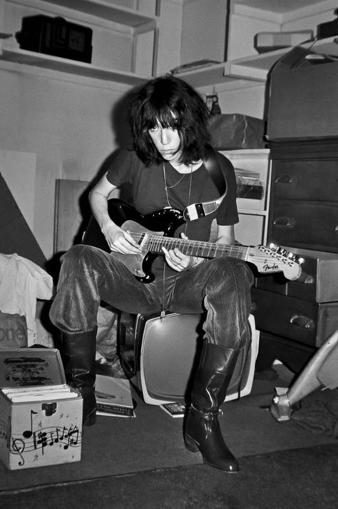 Lynn Goldsmith, Patti Smith, A Woman, Guitar