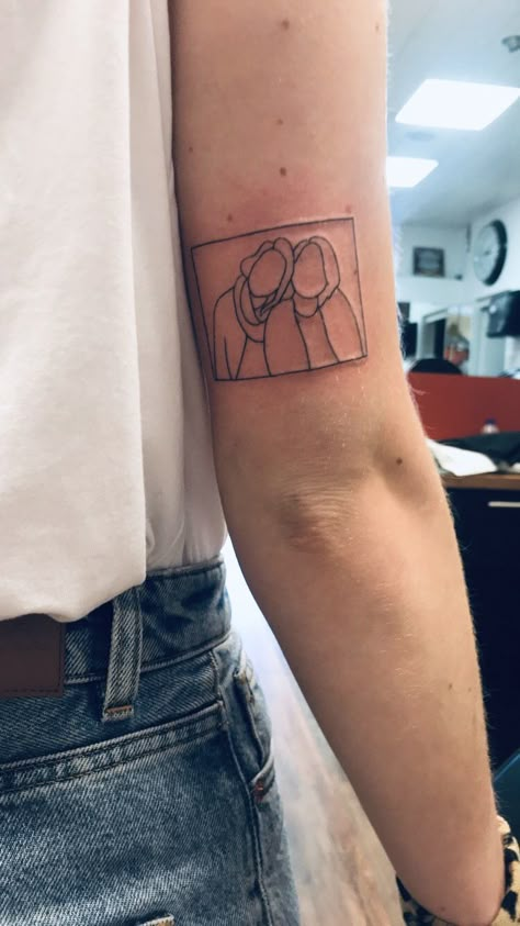 Fine line portrait tattoo One Line Portrait Tattoo, Tattoo Portrait Outline, Portrait Line Tattoo, Tattoo Picture Outline, Family Photo Tattoo Outline, Picture Tattoos Outline, Line Photo Tattoo, Minimalist Portrait Tattoo, People Outline Tattoo