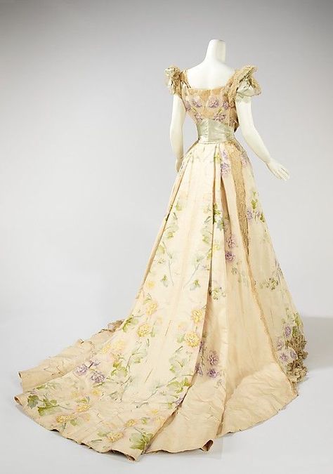 The House of Worth is a French house of high fashion that specializes in haute couture, ready-to-wear clothes, and perfumes. The historic house was founded in 1858 by designer Charles Frederick Wor… Early 20th Century Fashion, House Of Worth, Jean Philippe, 파티 드레스, Edwardian Dress, 20th Century Fashion, Old Dresses, Antique Dress, Vintage Gowns