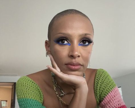 Music creative Doja Cat took to Instagram Live last night (August 4, 2022) where she let fans know why she shaved her hair, a new look she first revealed on her feed in mid-July with a close-cut pixie cut. Sporting an even shorter buzz cut on the live, she explained, “I was never supposed to […] The post Doja Cat Shaves Her Eyebrows On Instagram Live, Says She’s Always Hated Her Hair appeared first on SNOBETTE. Doja Cat No Eyebrows, Doja Cat Buzz Cut, Doja Cat Short Hair, Doja Aesthetic, Shave Eyebrows, Music Creative, Shave Her Head, Jewerly Set, How To Wear A Wig