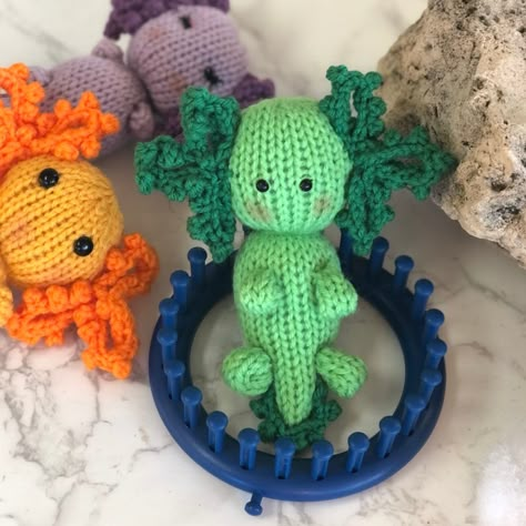 Loom Knitting Projects Free Pattern, Circle Loom Projects, Free Loom Knitting Patterns, Loom Knitting Patterns Free, Loom Animals, Loom Knitting For Beginners, Circle Loom, Round Loom Knitting, Loom Yarn