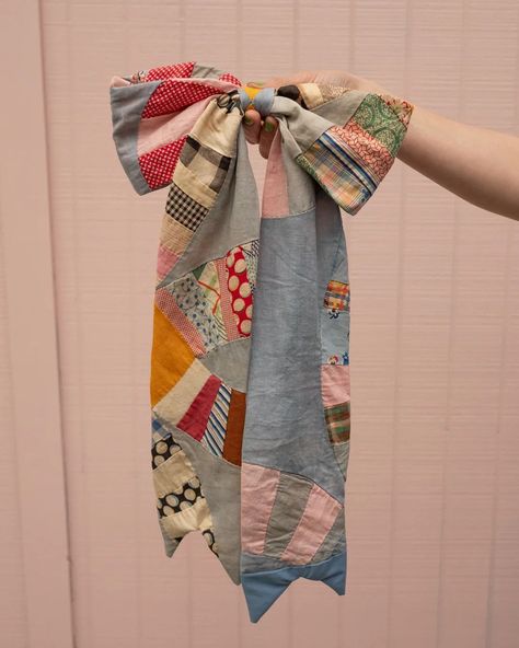 Upcycle Your Scraps - Bow- #BOW #Scraps #upcycle Check more at https://howcandothis.com/diyideas/upcycle-your-scraps-bow-2/ Simple Scrap Fabric Projects, Recycling Sewing Projects, Small Quick Sewing Projects, Easy Sewing Projects Clothing, Whimsical Sewing Projects, Non Clothing Sewing Projects, Sewn Wedding Gifts, Patchwork Quilt Clothes, Upcycled Vintage Clothing