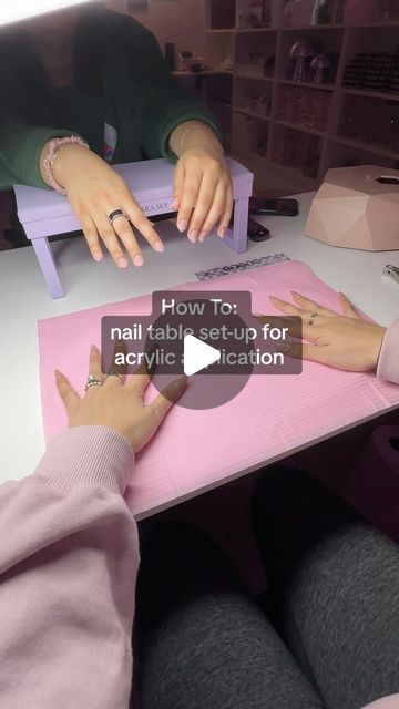 The Babe Bar | Simran Persad on Instagram: "Easy Acrylic Nail Table Set Up! 🩷 -  #nailtech #nailsofinstagram #nails #nailartist #acrylicnails #tablesetup #dallasnailtech #nailitdaily #nailtechlife #nailtutorials #nailtoinspire #nailtraining #nailtechintraining #nailtechstudent #acrylicnailswag" Nail Tech Table Set Up, Nail Set Up At Home Ideas, Manicure Station Ideas, Nail Table Set Up, Decor For Nail Salon, Nail Tech Set Up At Home, Nail Set Up At Home, Nail Organization Ideas At Home, Nail Desk Setup