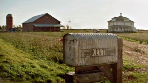 Clark Kent Aesthetic, Smallville Clark Kent, Kent Aesthetic, Kent Farm, Gardens Of Babylon, Tom Welling, Coffee Staining, Clark Kent, Smallville