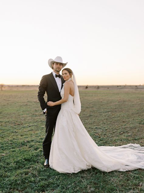 Western Themed Wedding, Modern Groom, Cowboy Wedding, Denim And Diamonds, Wedding Picture Poses, Wedding Reception Inspiration, Vogue Us, Dream Wedding Ideas Dresses, Garden Party Wedding