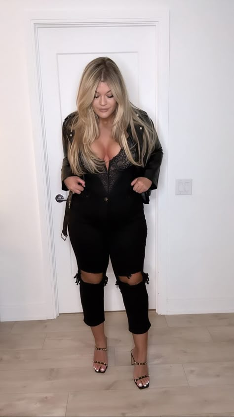 Black Bodysuit Outfit Plus Size, Juanes Concert Outfit, Mid Size Going Out Outfits Night, Casino Outfit Plus Size, Freestyle Concert Outfit Women, Curvy Party Outfit Night, Cute All Black Outfits Night Out, Fuerza Regida Concert Outfit Plus Size, Matt Rife Outfit Ideas