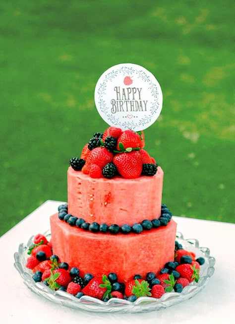 Healthy Wedding Cake, Berries Dessert, Fruit Sculpture, Raw Vegan Cake, Cake With Berries, Fruit Birthday Cake, Healthy Birthday, Fresh Fruit Cake, Dessert Table Birthday