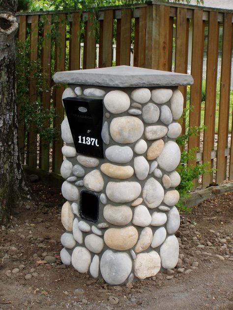 Cultured stone(river rock) with locking mailbox(black Gorge from Mailbox Solutions) with a KB precast concrete cap Diy Mailbox Post, Mailbox Post Ideas, Mailbox Landscape, Stone Mailbox, Brick Mailbox, Stone Walls Garden, Mailbox Landscaping, Diy Mailbox, Unique Mailboxes