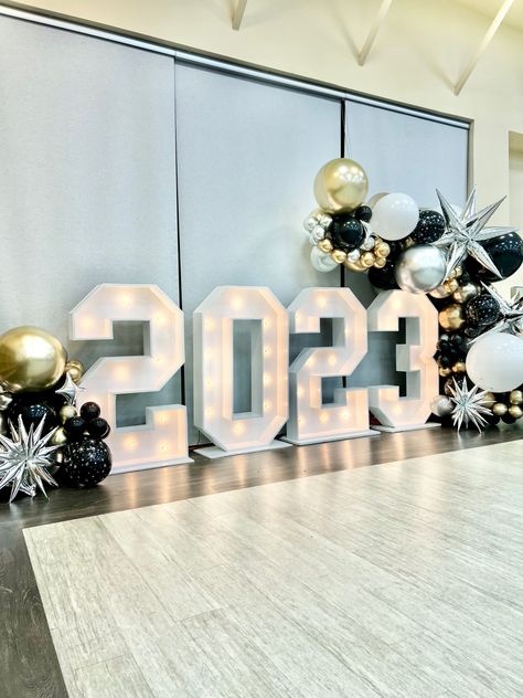 Graduation Backdrop Ideas 2023, Graduation Setup Ideas, Prom House Decorations, 2023 Graduation Balloons, Graduation Balloon Decorations 2023, High School Graduation Balloon Garland, Balloon Arch Backdrop Graduation, Prom Setup Decor, Graduation 2023 Party Ideas