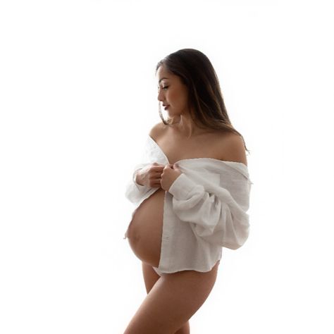 Pregnant woman wearing an unbuttoned white shirt with her belly exposed on a white background. Photoshoot In London, Photoshoot London, London Gallery, Boutique Studio, Maternity Photoshoot Ideas, Maternity Photo Ideas, Maternity Photo Shoot, Stylish Maternity, White Button Up